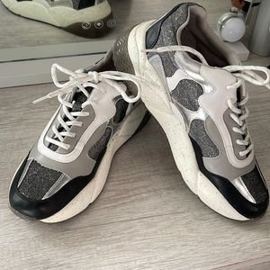 International Concepts Sneaker